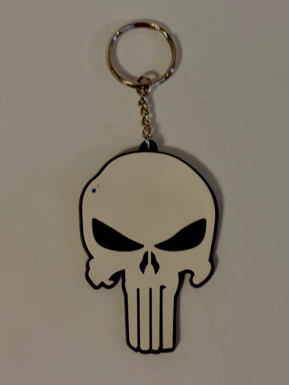 Marvel Punisher Logo Retro Rubber Keychain 2006 Retired Vintage Y2K Lions Gate - Picture 1 of 3
